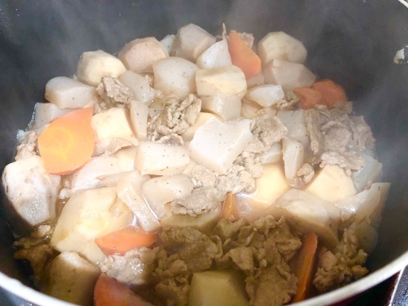 豚肉と里芋の煮物を撮った写真