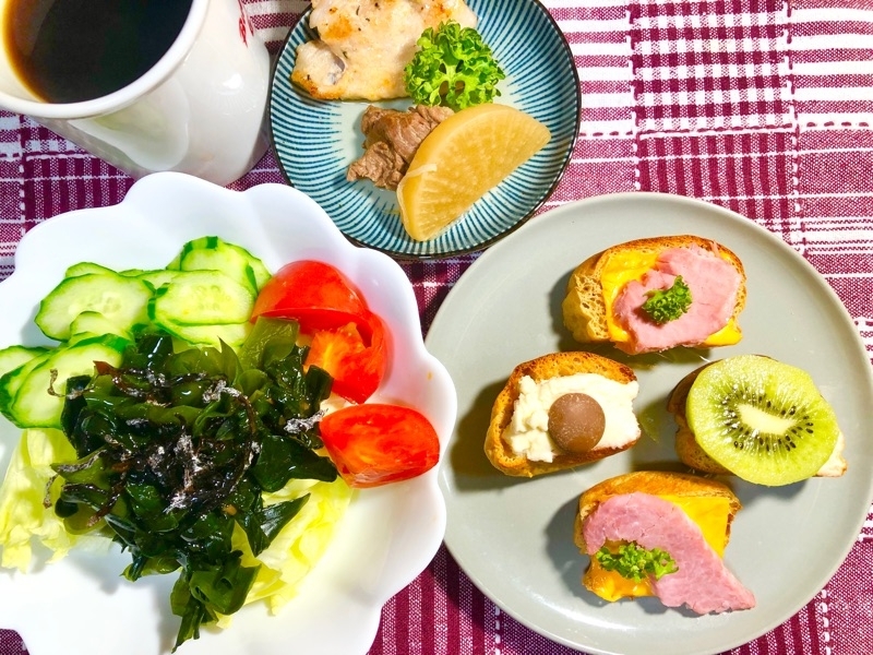 ブランパンカナッペの昼食を撮った写真