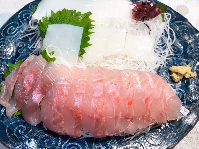 金目鯛とイカの刺身を撮った写真