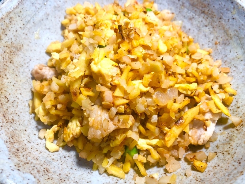 カリフラワーと低糖質麺のケチャップライスを撮った写真