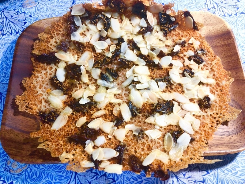 アーモンドと干しイチジクの焼きチーズを撮った写真