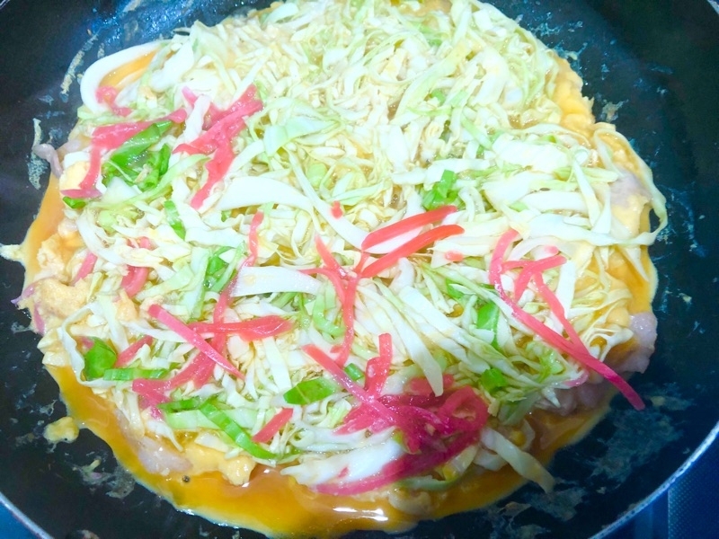 とん平焼きの具材を入れて撮った写真