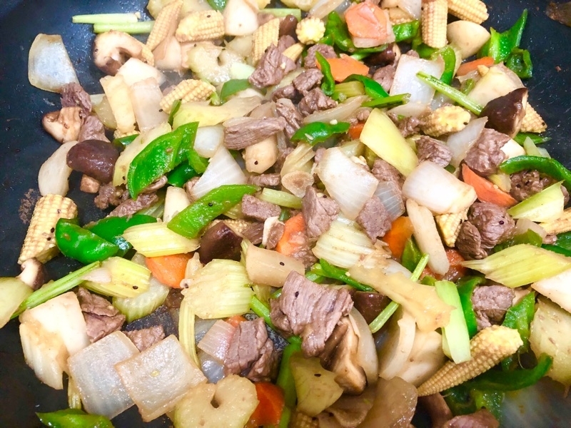 キウイ仕様の肉野菜炒めを撮った写真