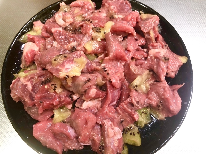 キウイを揉み込んだ牛肉を撮った写真