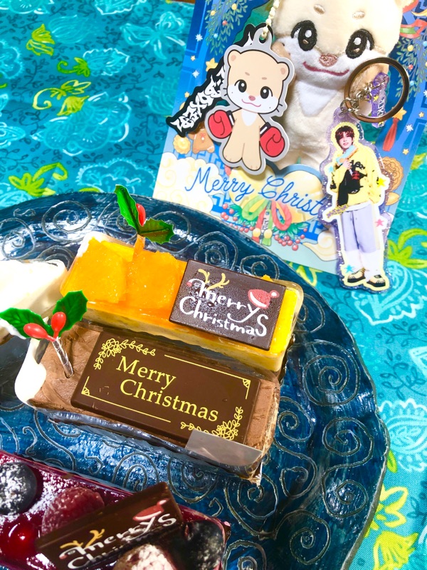 ケーキと推しのユウキのキャラクター「ユッティ―」を撮った写真