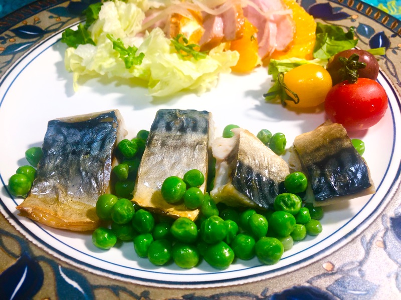 塩サバのバター焼きをよそって撮った写真