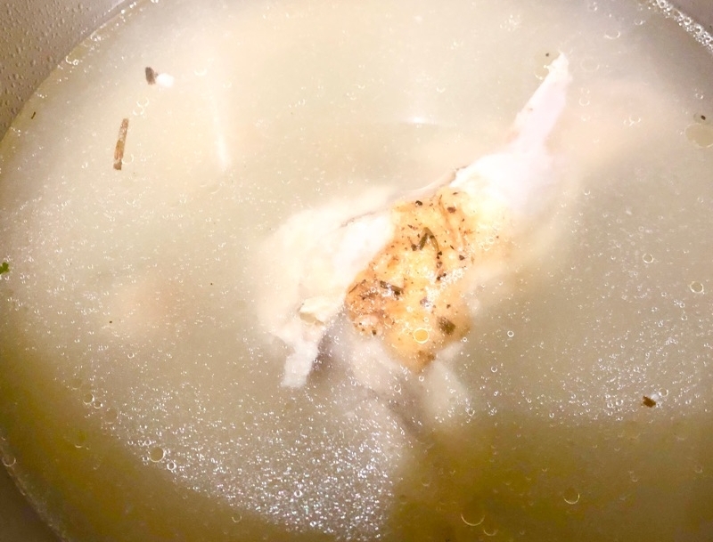 鍋に鶏ももの香草焼きを煮るところを撮った写真