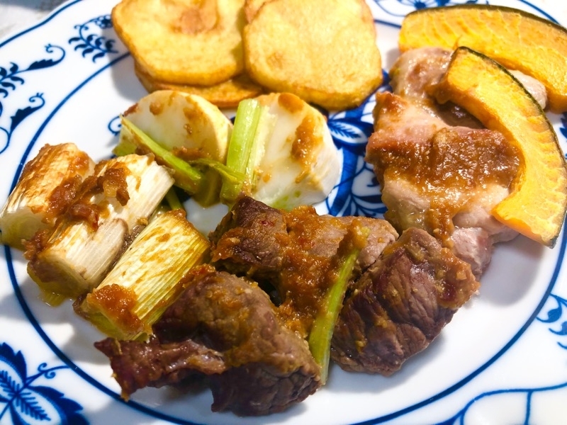 揚げポテトと味噌焼きを盛りつけて撮った写真