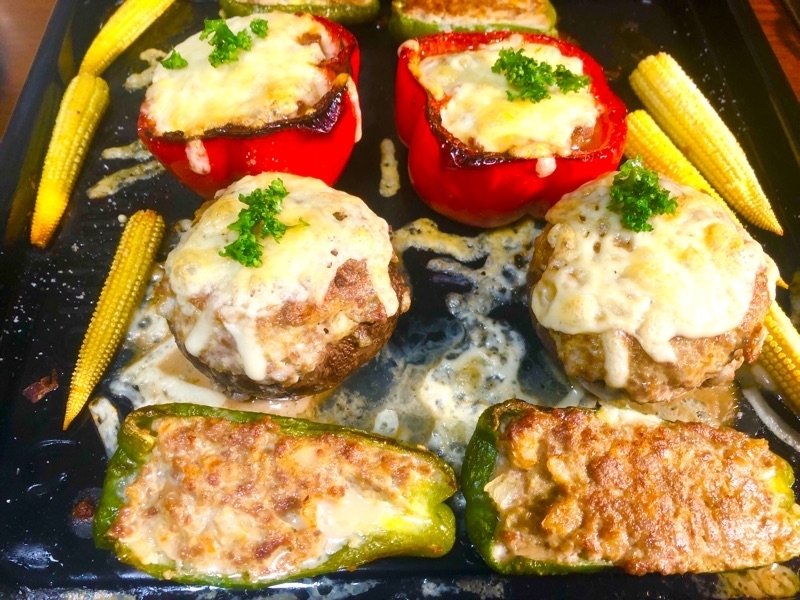 BIGマッシュルームの肉詰めとパプリカの肉詰めを撮った写真