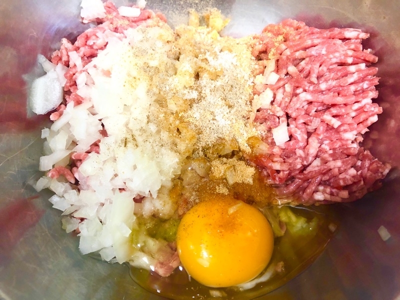 肉詰めのタネの材料を撮った写真