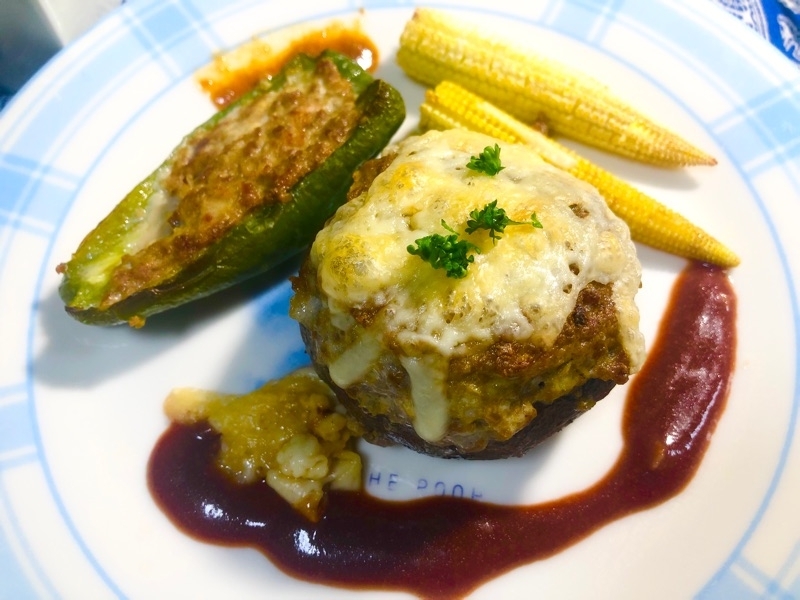 BIGマッシュルームの肉詰めを盛りつけて撮った写真