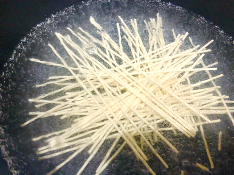 麺をゆでているところを撮った写真