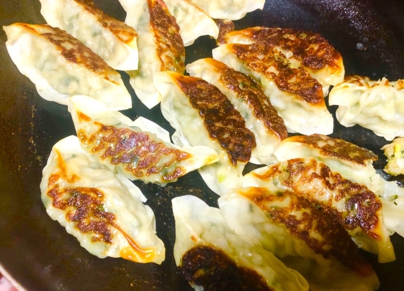 市販の餃子を焼いて撮った写真