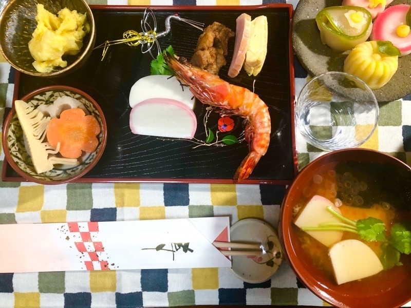おせちとイクラの長芋汁を撮った写真