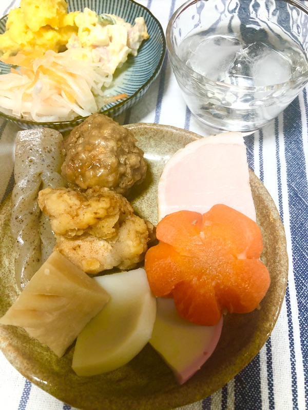 おせちと日本酒のロックを撮った写真