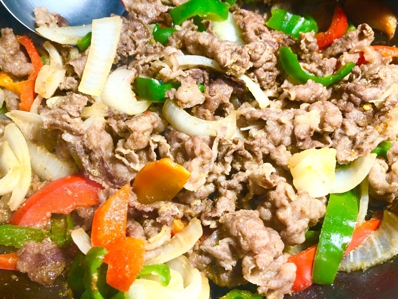 すき焼き用肉の焼肉風を撮った写真