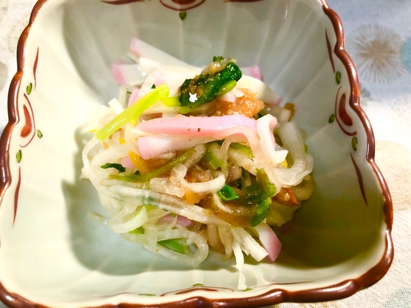 かまぼこと三つ葉の梅和えを撮った写真