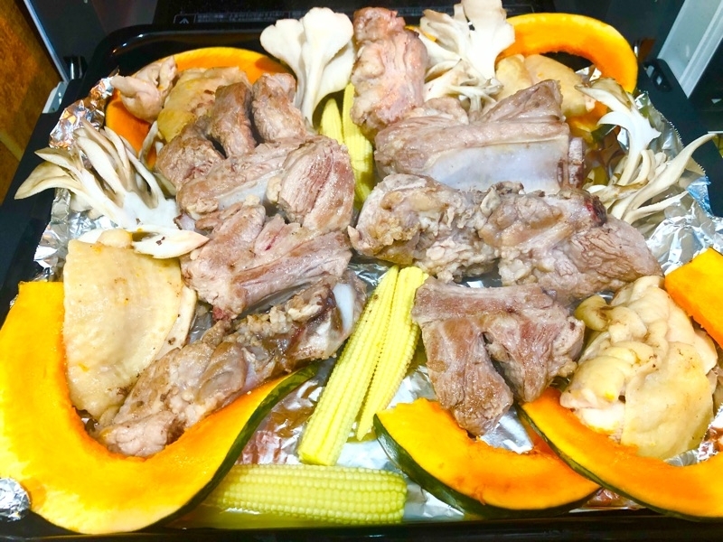 ニンニク辛味噌焼きの肉と野菜を並べて撮った写真