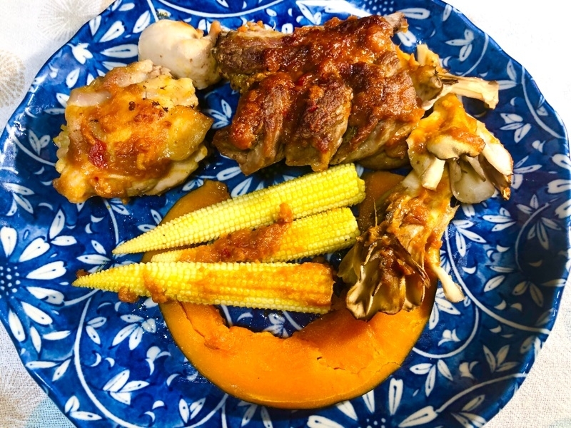 スペアリブと鶏もも肉と野菜を取り分けて撮った写真