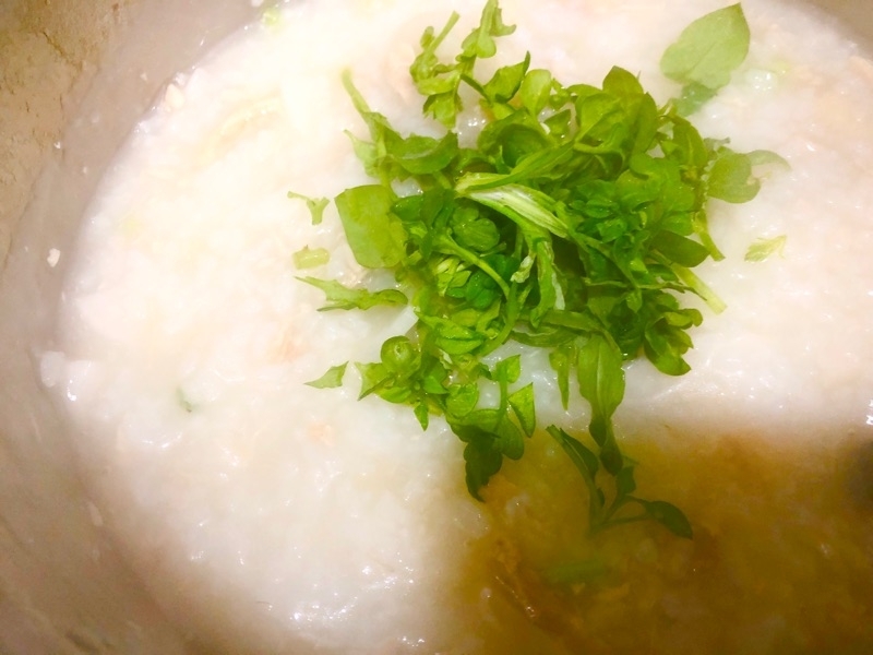 割いた鶏肉と七草を入れたところを撮った写真