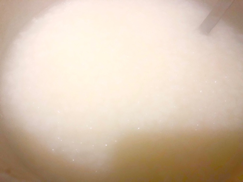 煮込んだ粥を撮った写真