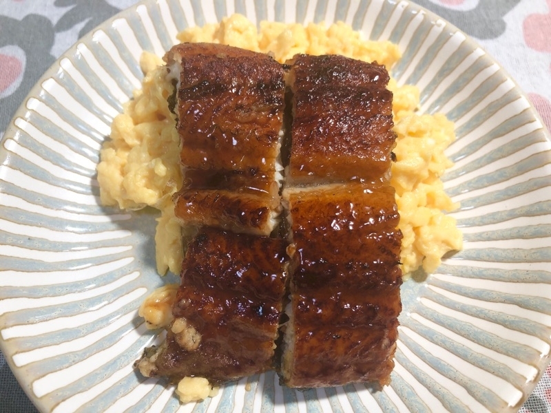 うなぎと炒り卵を撮った写真