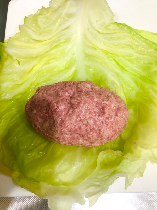 キャベツに肉ダネのせて撮った写真