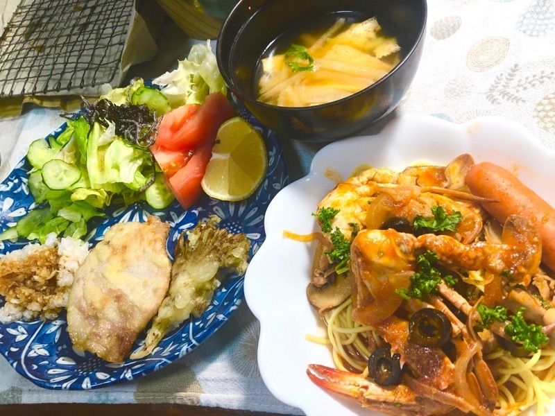ワタリガニのトマトスパゲッティと天ぷらを撮った写真