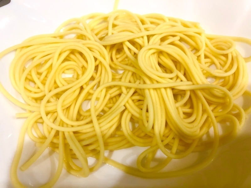 低糖質麺をゆでて撮った写真