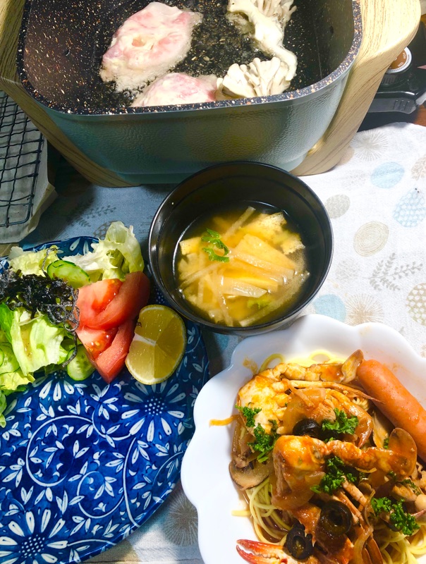 ワタリガニのトマトスパゲッティと卓上天ぷらの夕食を撮った写真