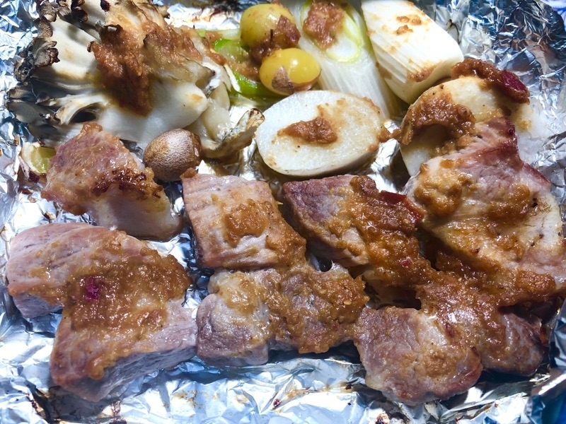ニンニク辛みそ焼きの具材を焼いて撮った写真