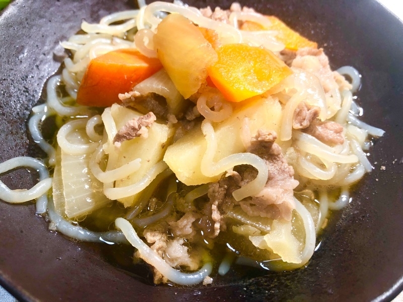 肉じゃがをよそって撮った写真