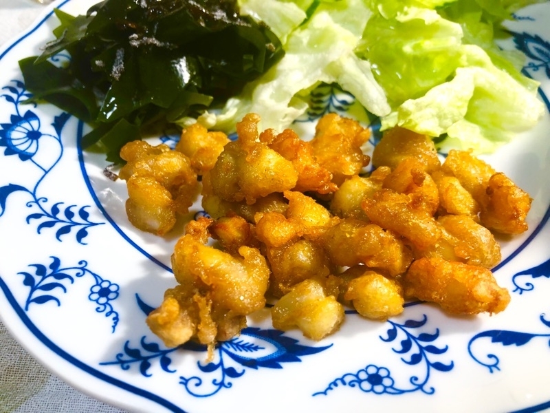 鶏軟骨の唐揚げを取り分けて撮った写真