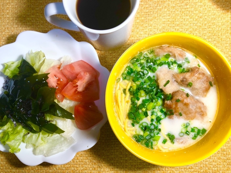 低糖質鶏湯ラーメンの昼食を撮った写真