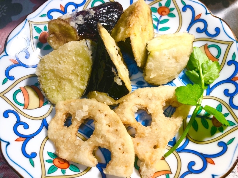 揚げナスと揚げレンコンを盛りつけて撮った写真