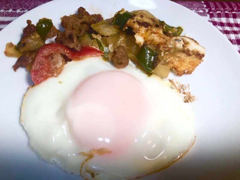 焼肉風炒め物と目玉焼きを撮った写真