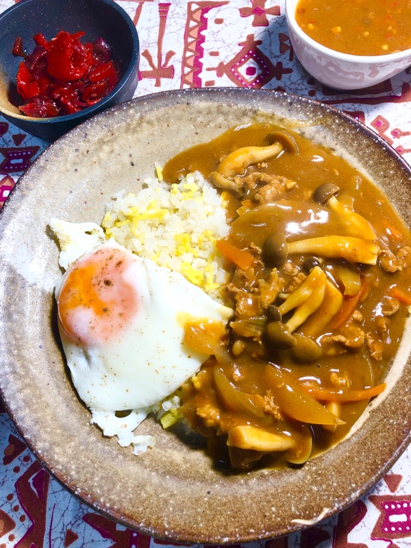 カリフラワーライスのビーフカレーと激辛ソースを撮った写真