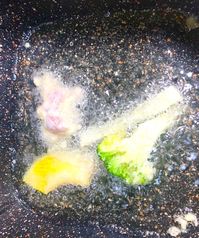 卓上天ぷらを揚げているところを撮った写真