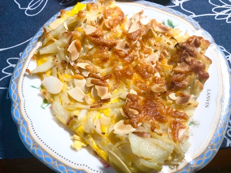 ジャガイモの卵チーズ焼きを取り分けて撮った写真