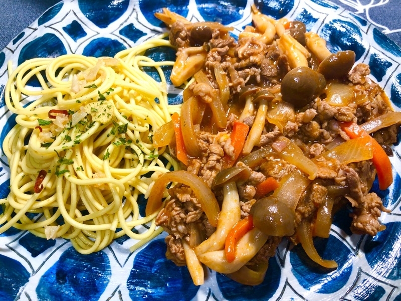 牛肉のデミグラ煮とペペロンチーノを盛りつけて撮った写真