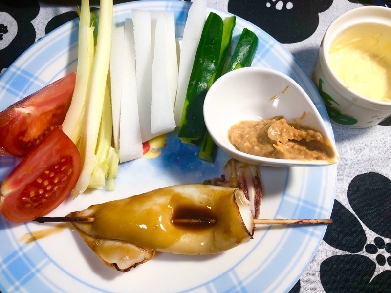 野菜スティックとイカの串焼きを盛りつけて撮った写真