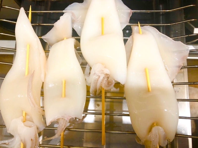イカを串に刺して撮った写真