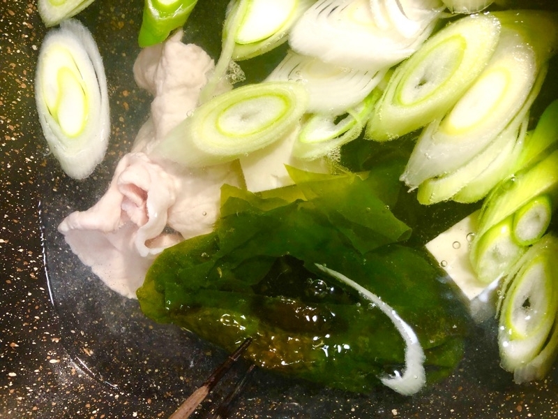生ワカメをしゃぶしゃぶしているところを撮った写真