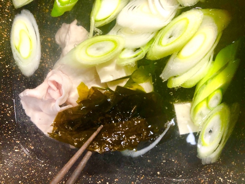 生ワカメをしゃぶしゃぶしようとするところを撮った写真