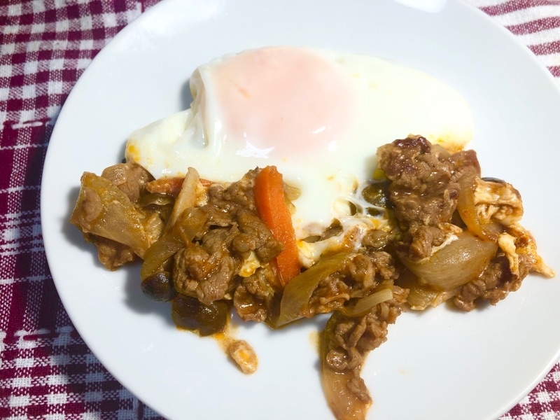 牛肉のデミグラ炒めと目玉焼きを撮った写真