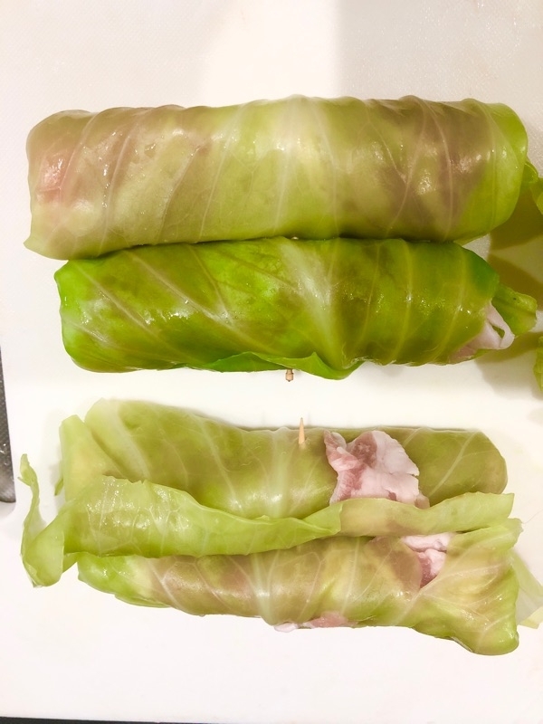 豚ロースをキャベツで巻いて撮った写真