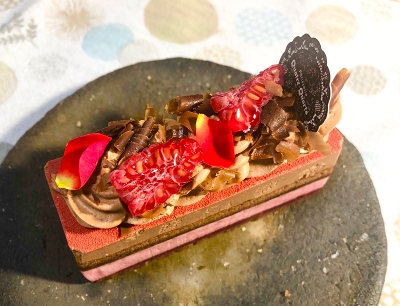 ラズベリーチョコムースケーキをお皿にのせて撮った写真