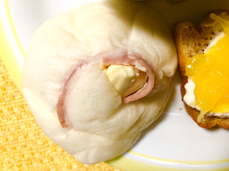 ローソンの低糖質ハム＆チーズパンを撮った写真