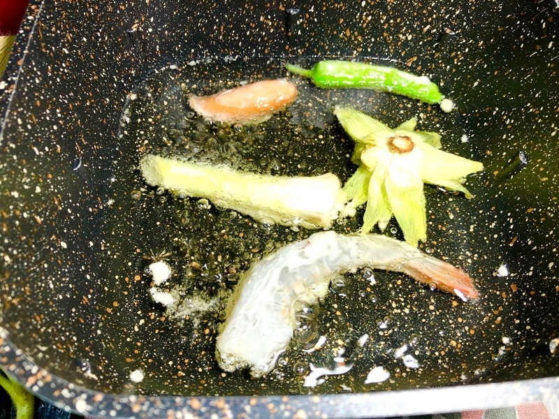 卓上で揚げるところを撮った写真