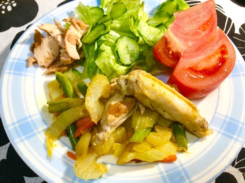 鶏手羽中とセロリの炒めものを撮った写真